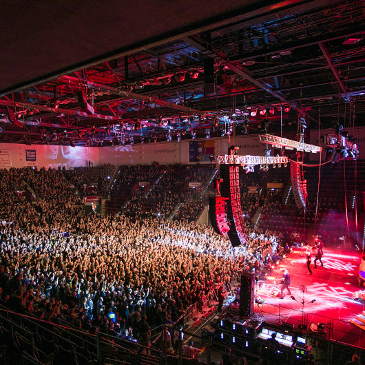 Innenraum der MHPArena bei einem Konzert mit großem Publikum.