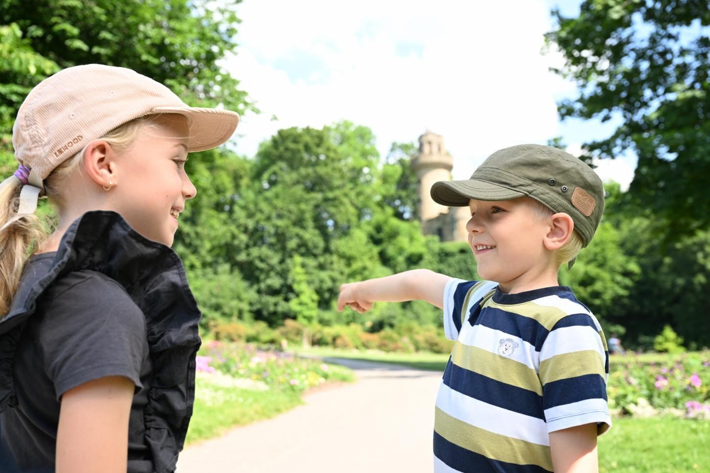 Blühendes Barock mit Emichsburg Ein Blumenbeet im Vordergrund und Emichsburg im Hintergrund