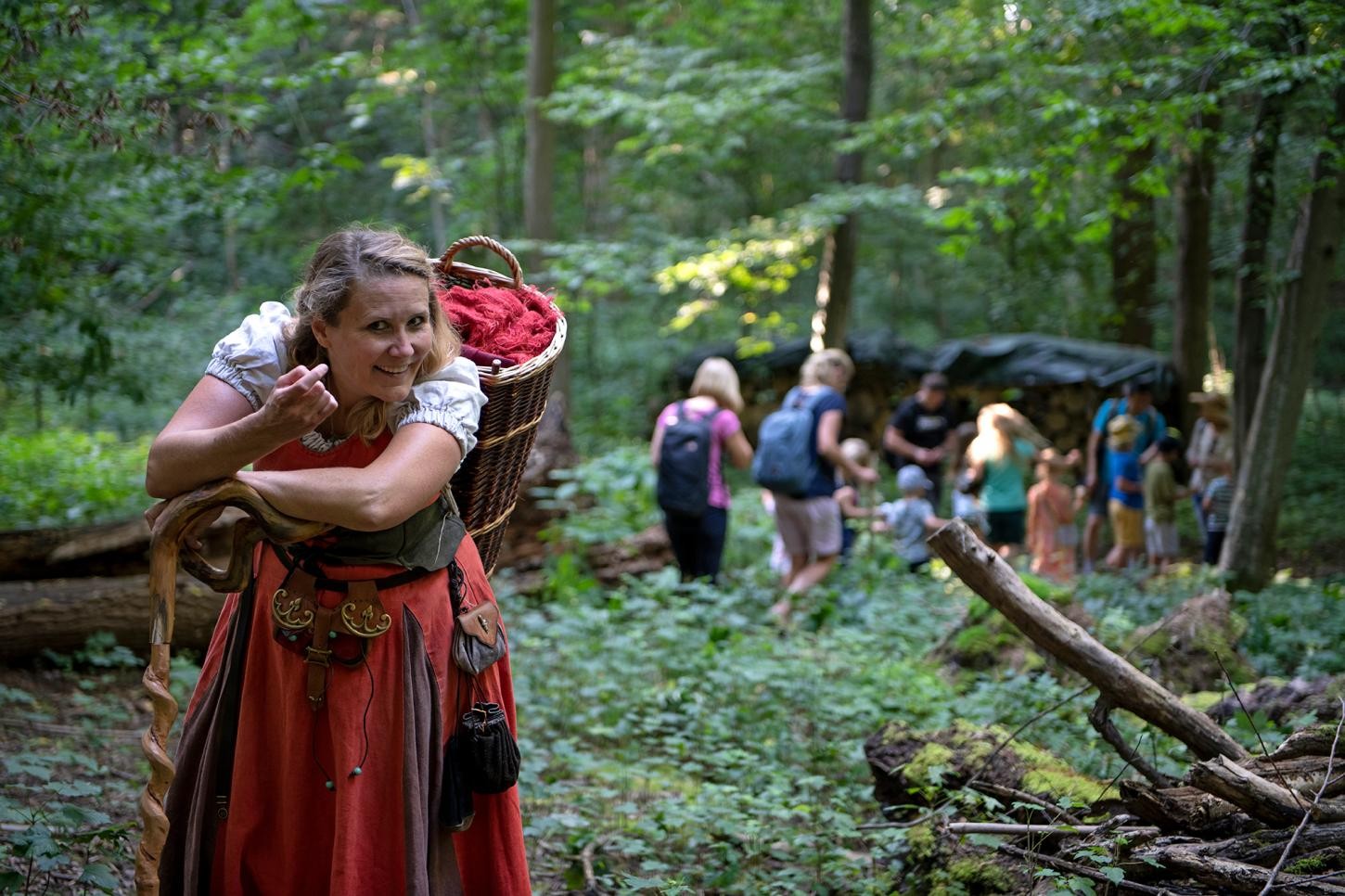 Märchenhexe Steffi lockt uns im Wald zu sich.