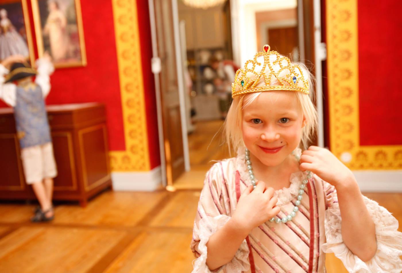 Als Prinzessin verkleidetes Mädchen im Kinderreich im Residenzschloss