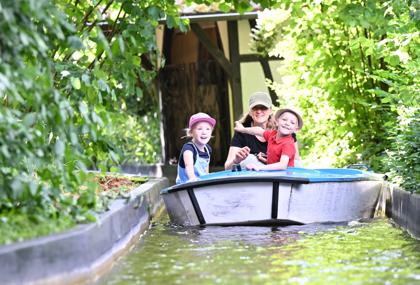 Familie macht eine Bootstour auf dem Märchenbach