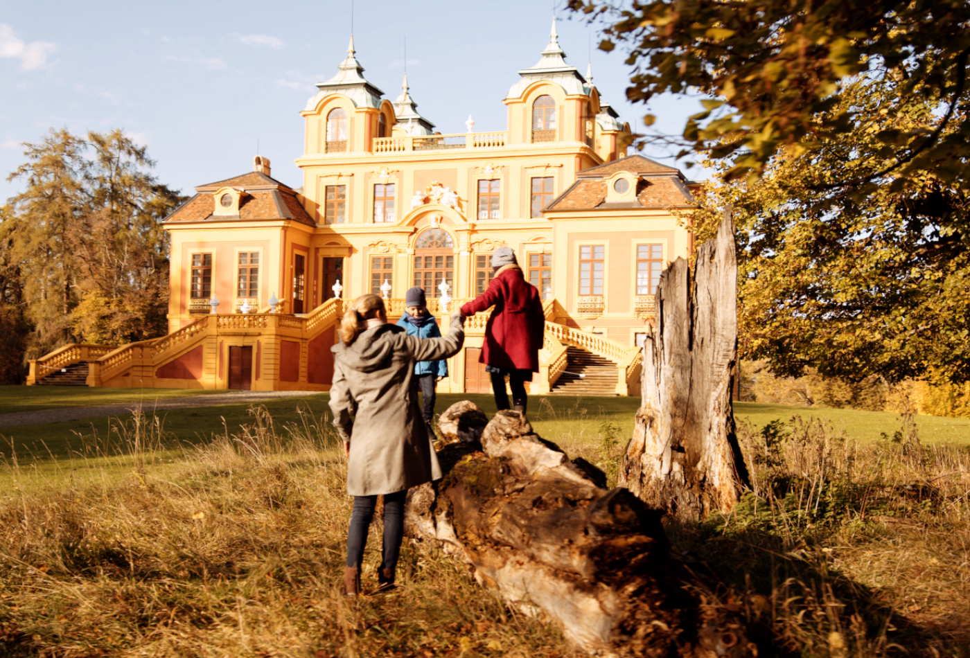 Familie vor dem Schloss Favorite