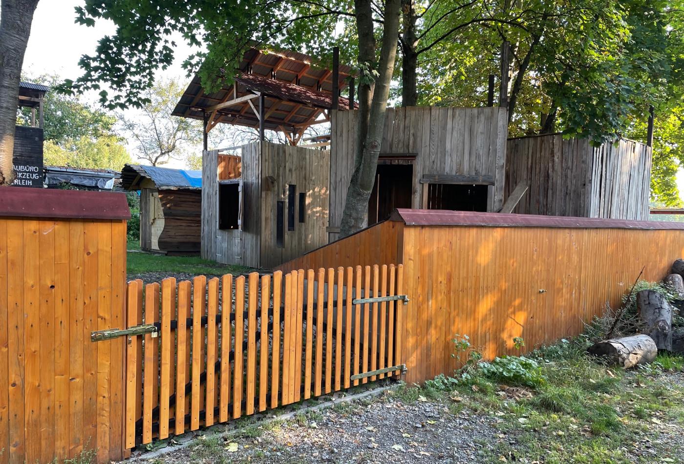 Hütten auf dem Bauspielplatz der Jugendfarm