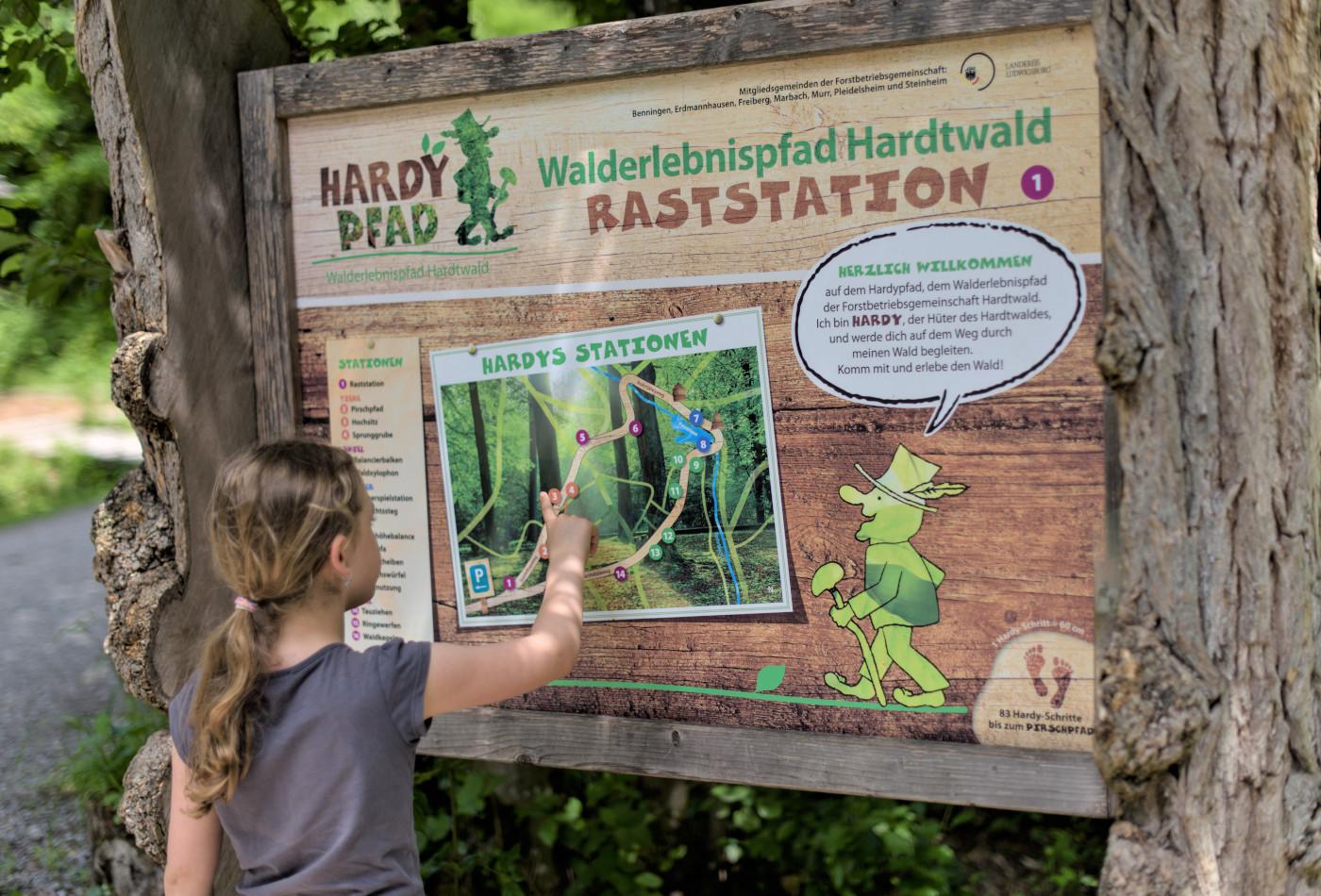 Mädchen schaut sich auf einer Karte den Sreckenverlauf vom Hardypfad an