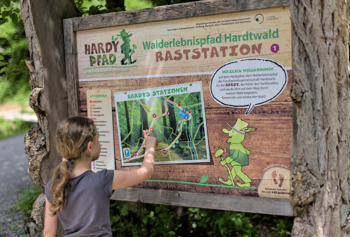 Hardypfad Murr Mädchen schaut sich auf einer Karte den Sreckenverlauf vom Hardypfad an