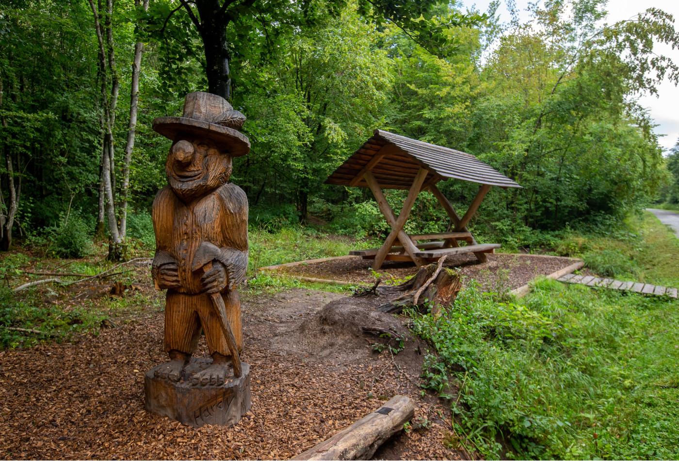 Picknickhütte und Holzfigur von "Hardy", dem "Hüter des Waldes"