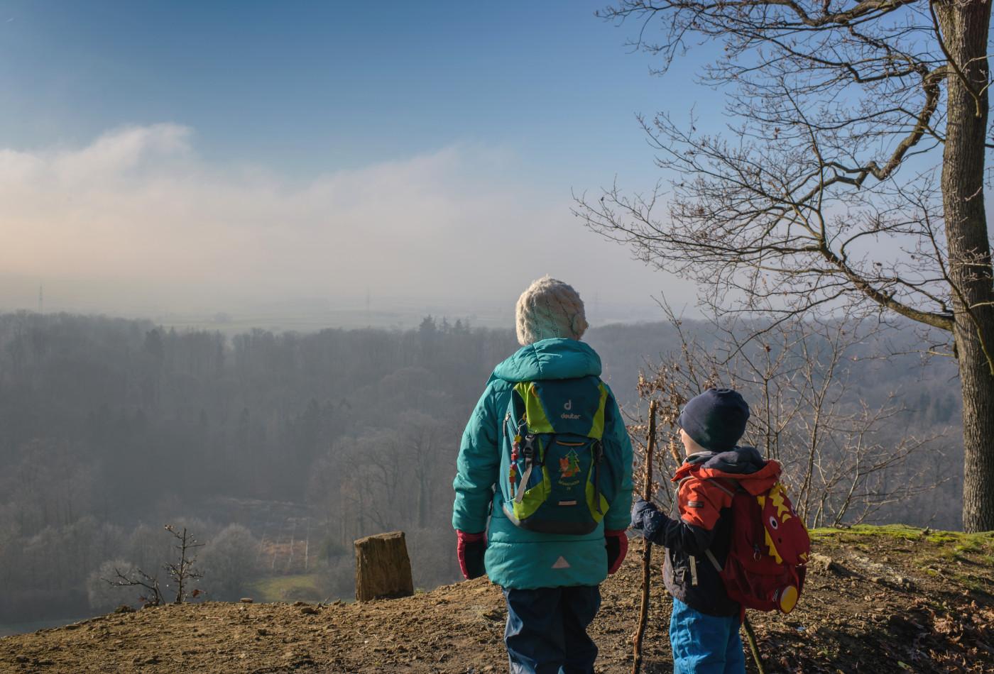 Zwei Kinder genießen den Blick vom Lemberg