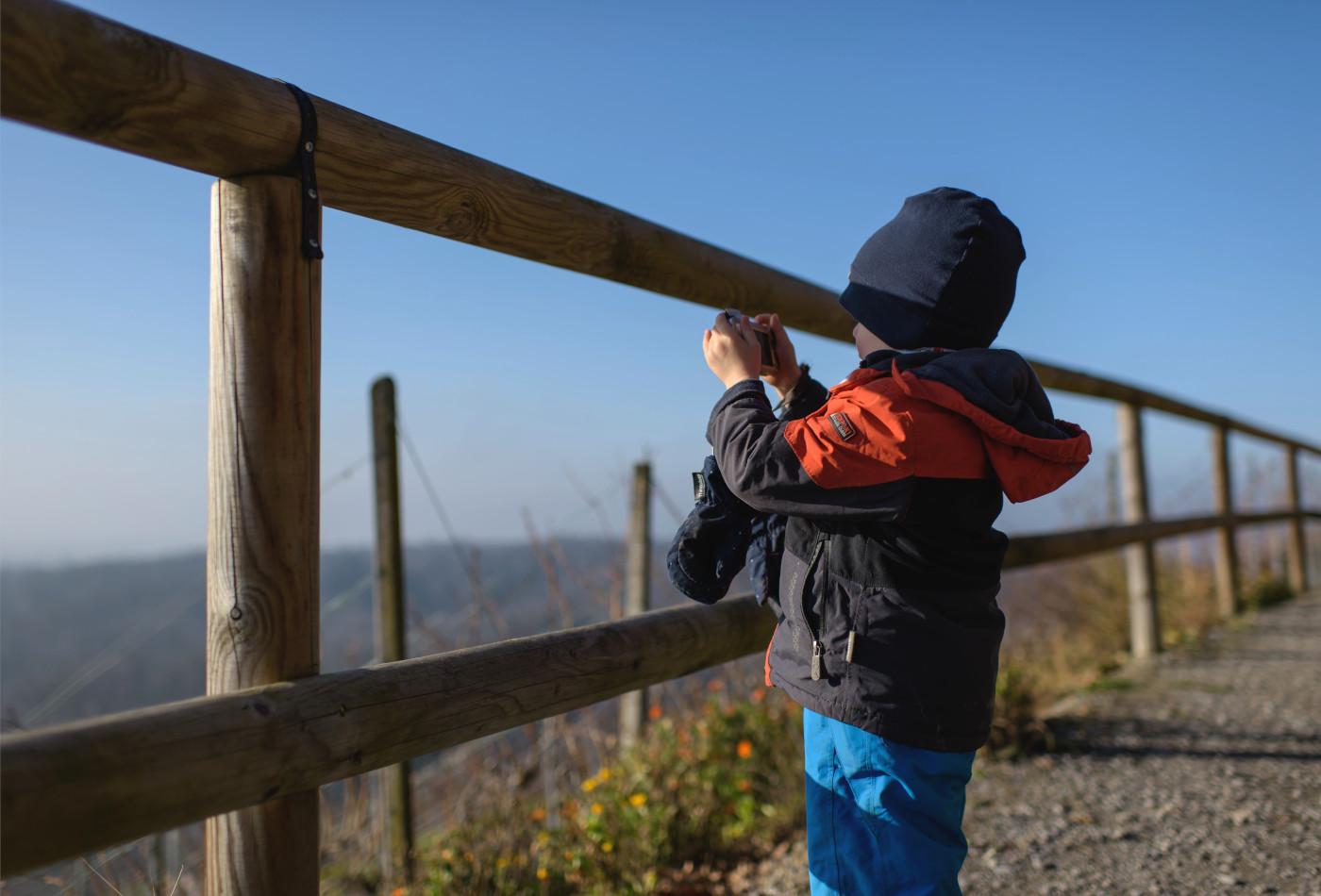 Junge fotografiert den Blick vom Lemberg