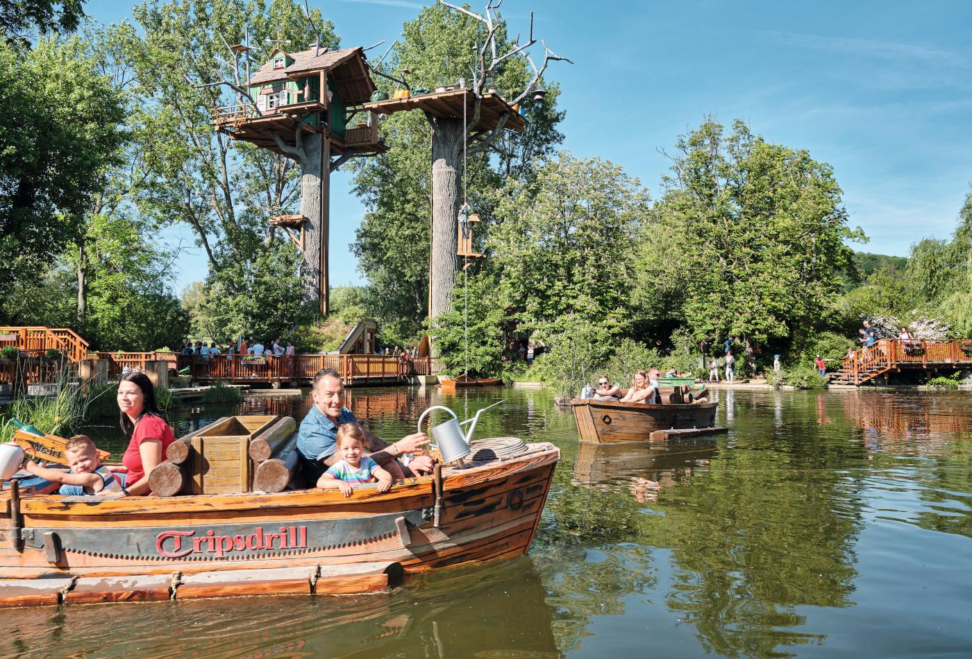 Eine Familie macht eine Bootsfahrt in Tripsdrill