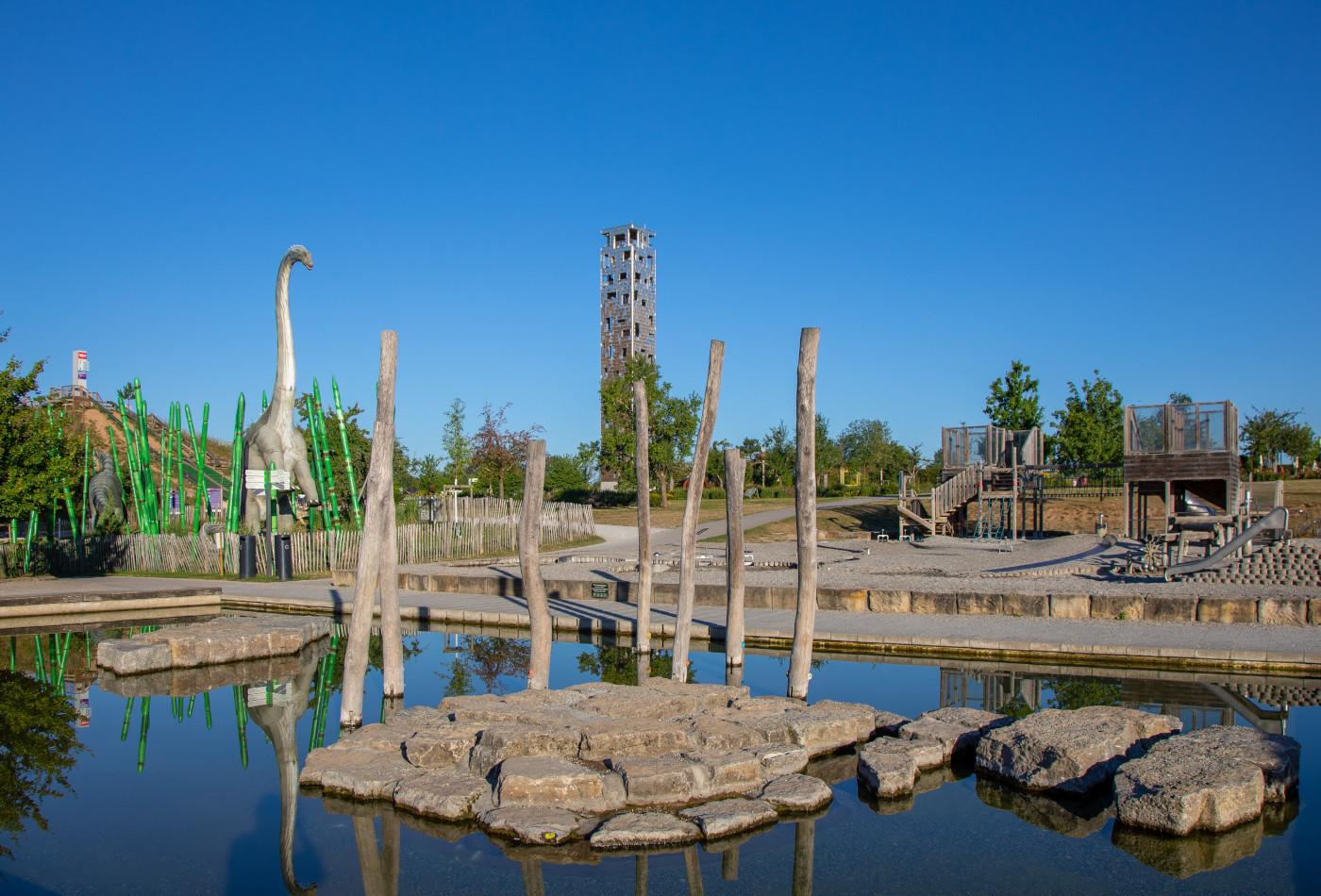 Wasserspielplatz mit Dinogarten und Aussichtsturm im Hintergrund