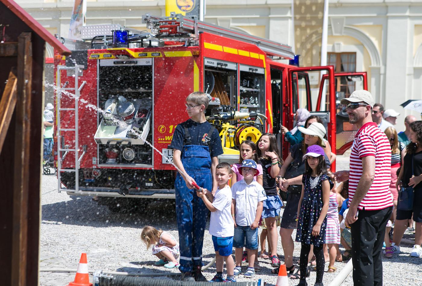 Kinder bei einer Löschübung der Feuerwehr auf dem Kinderfest