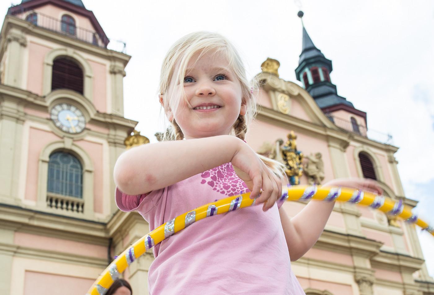 Mädchen mit Hula Hoop Reifen 