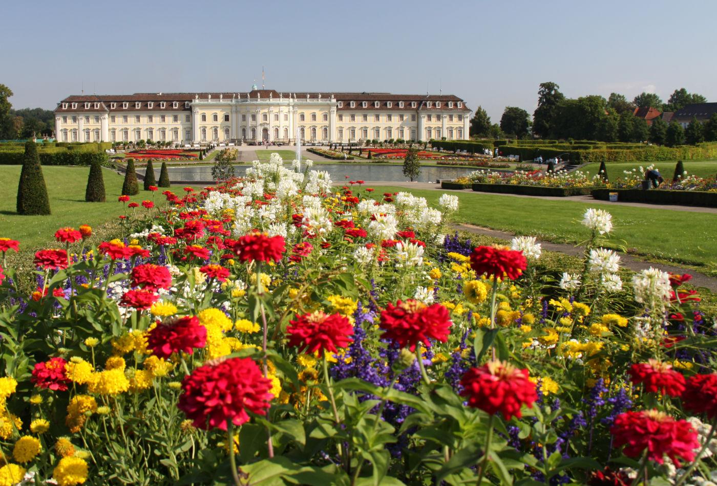 Residenzschloss Ludwigsburg mit Blumen