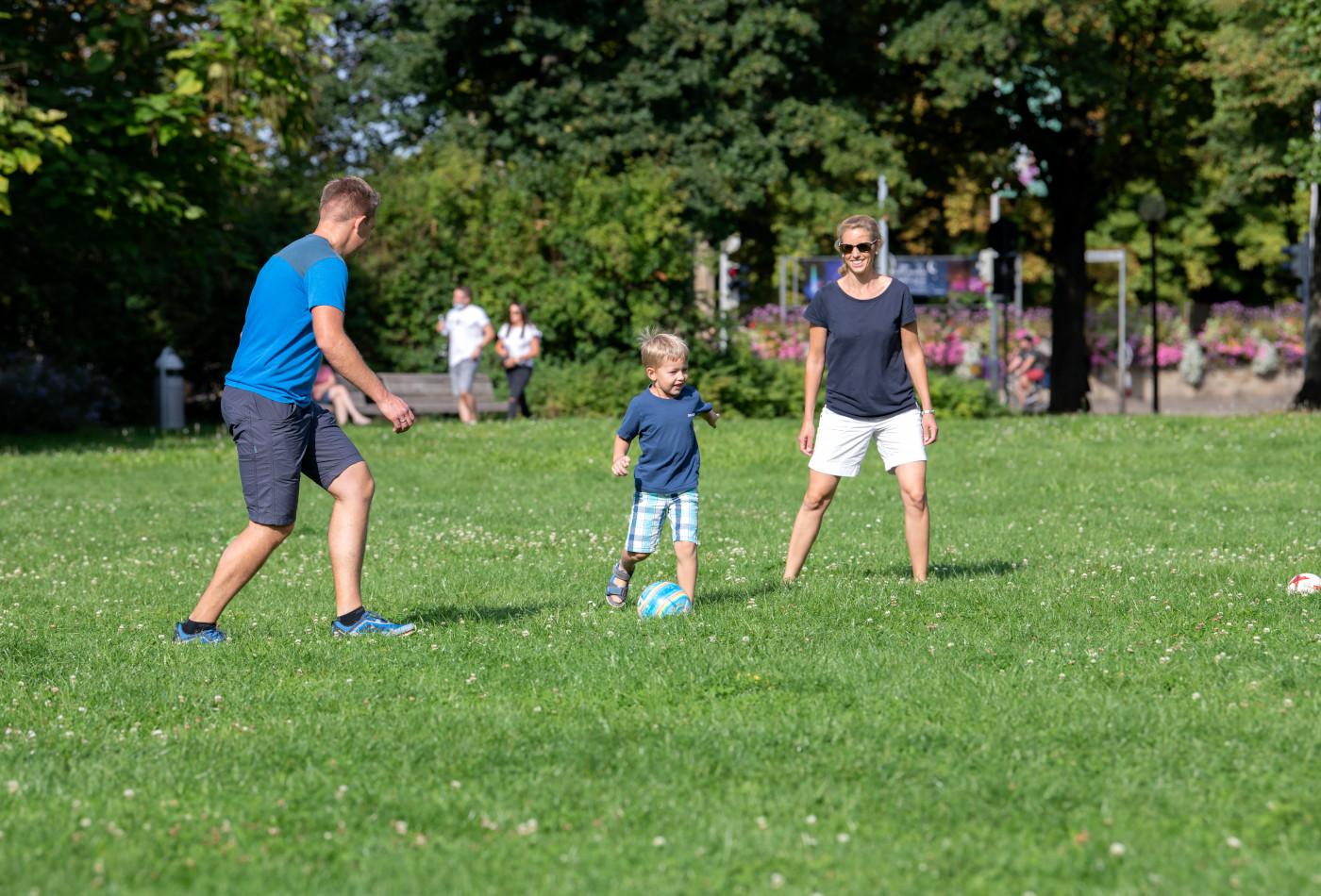 Familie spielt Fußball auf der Bärenwiese