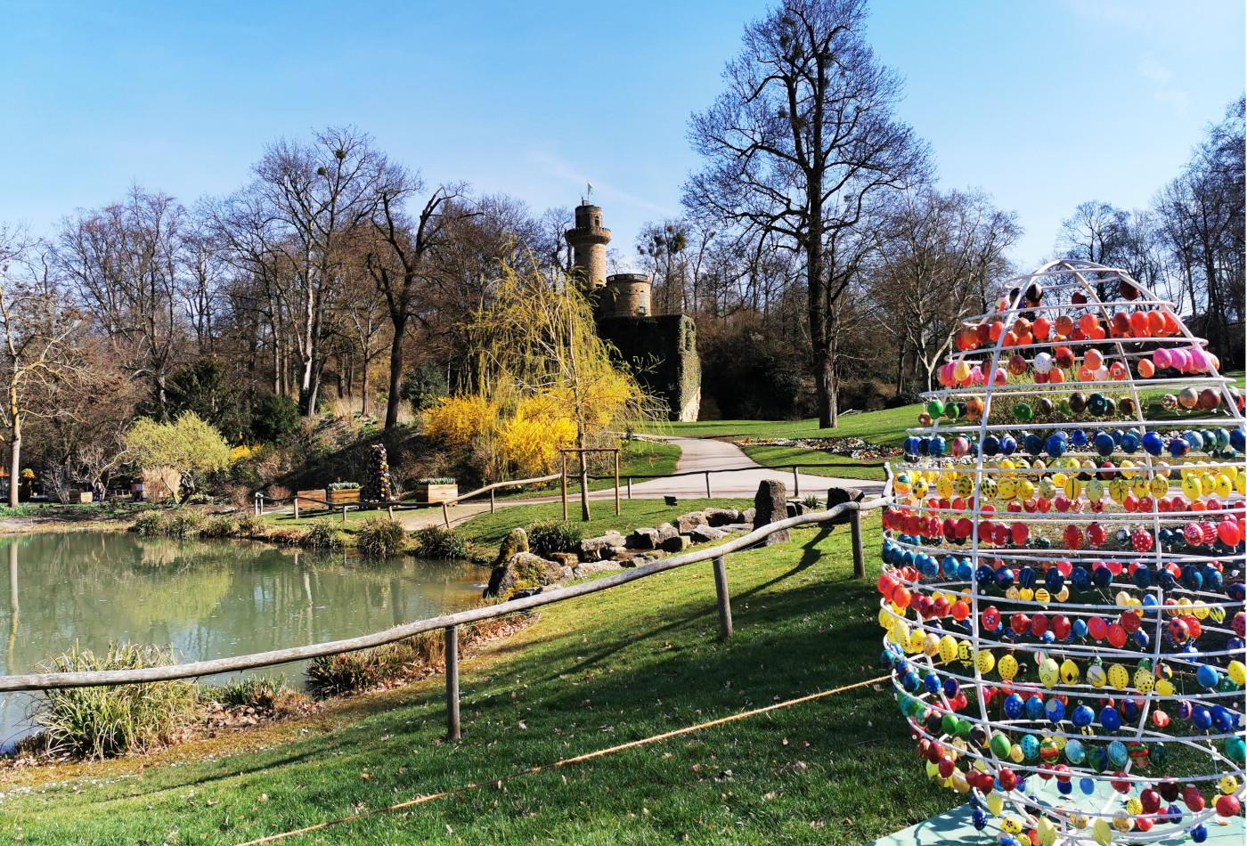 Ostereier in der Ostereiallee, im Hintergrund die Emichsburg