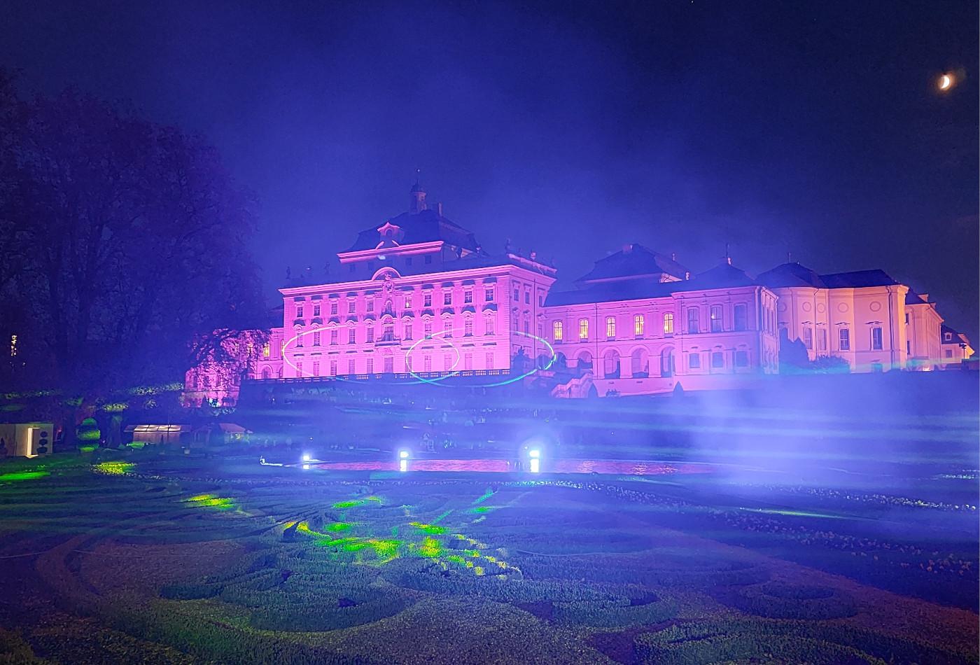 Das Residenzschloss Ludwigsburg bunt beleuchtet während der Leuchtenden Traumpfade