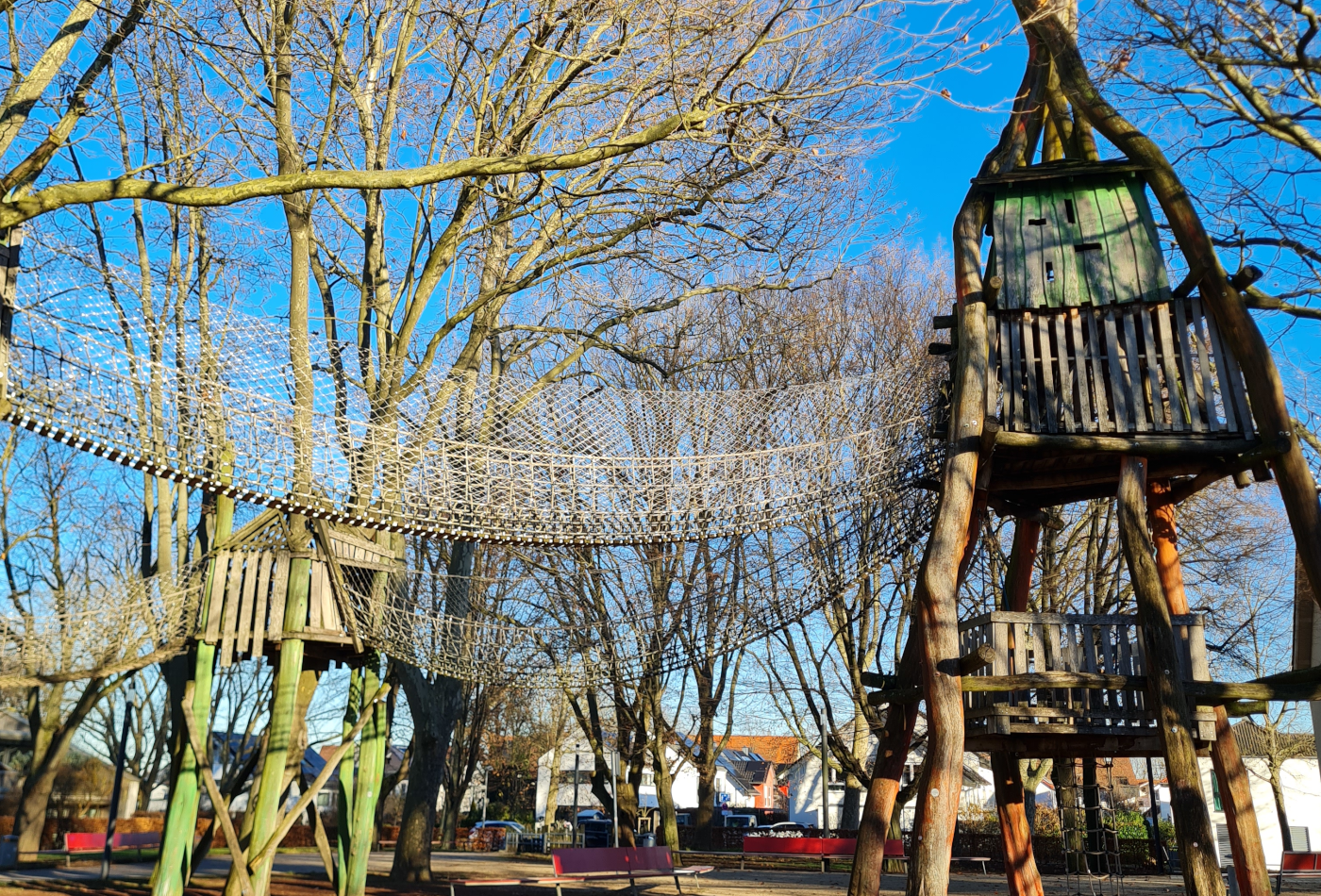 Klettertürme und Hängebrücken auf dem Spielplatz
