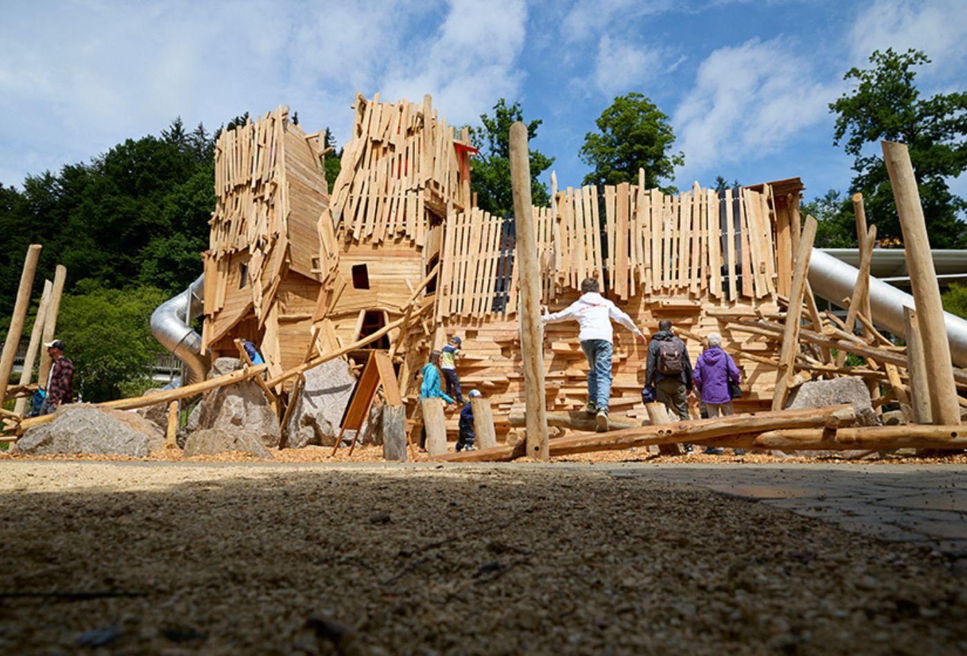 Großer Abenteuerspielplatz