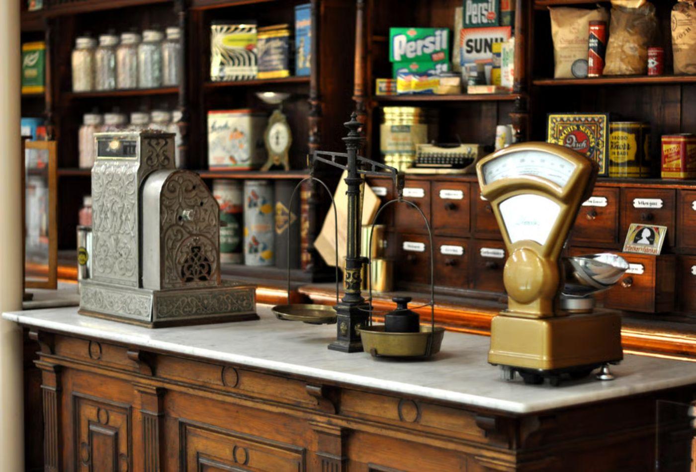 Originale Einrichtung eines Kolonialwarenladens