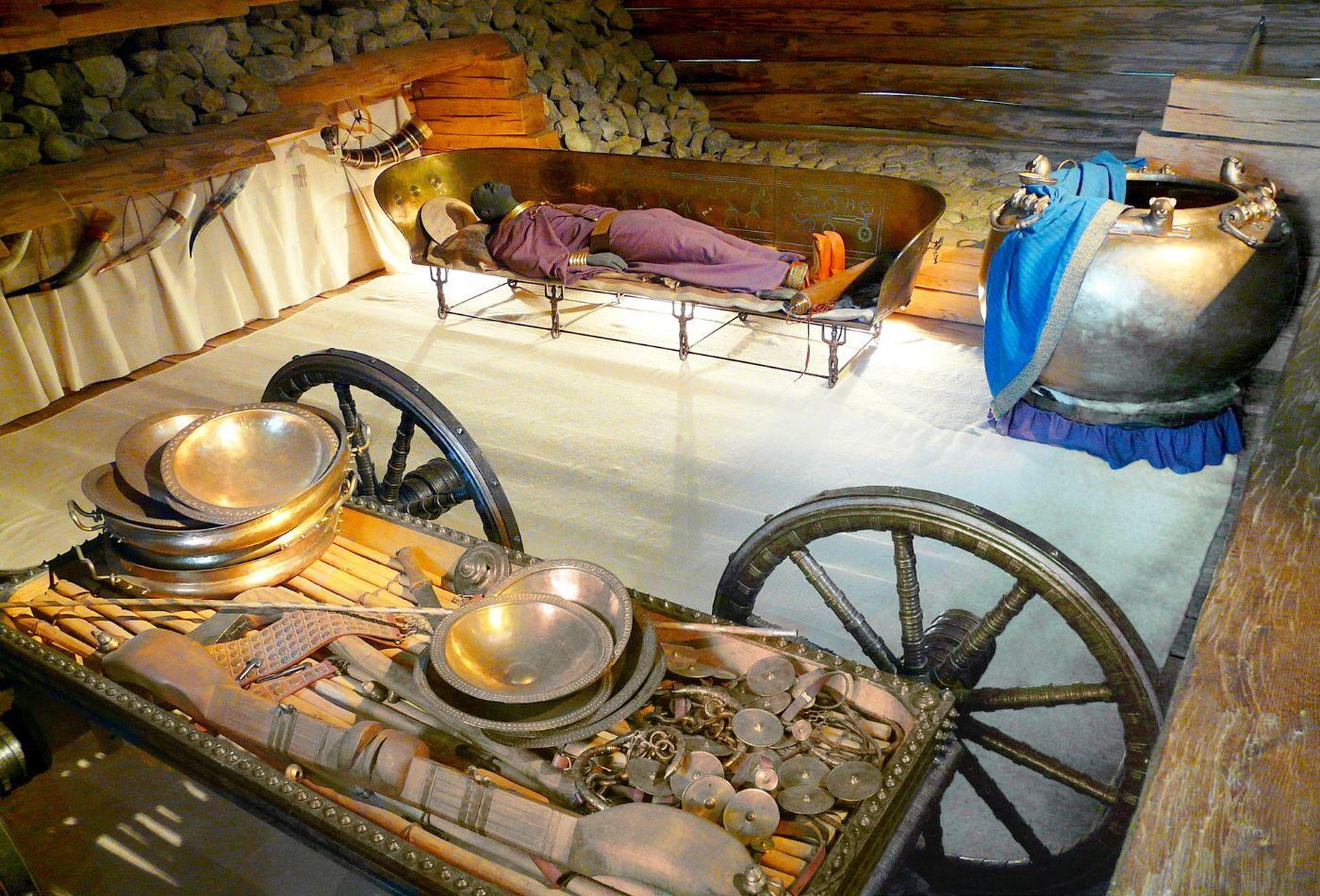 Blick in die nachgebaute Grabkammer des Keltenfürsten in Hochdorf an der Enz