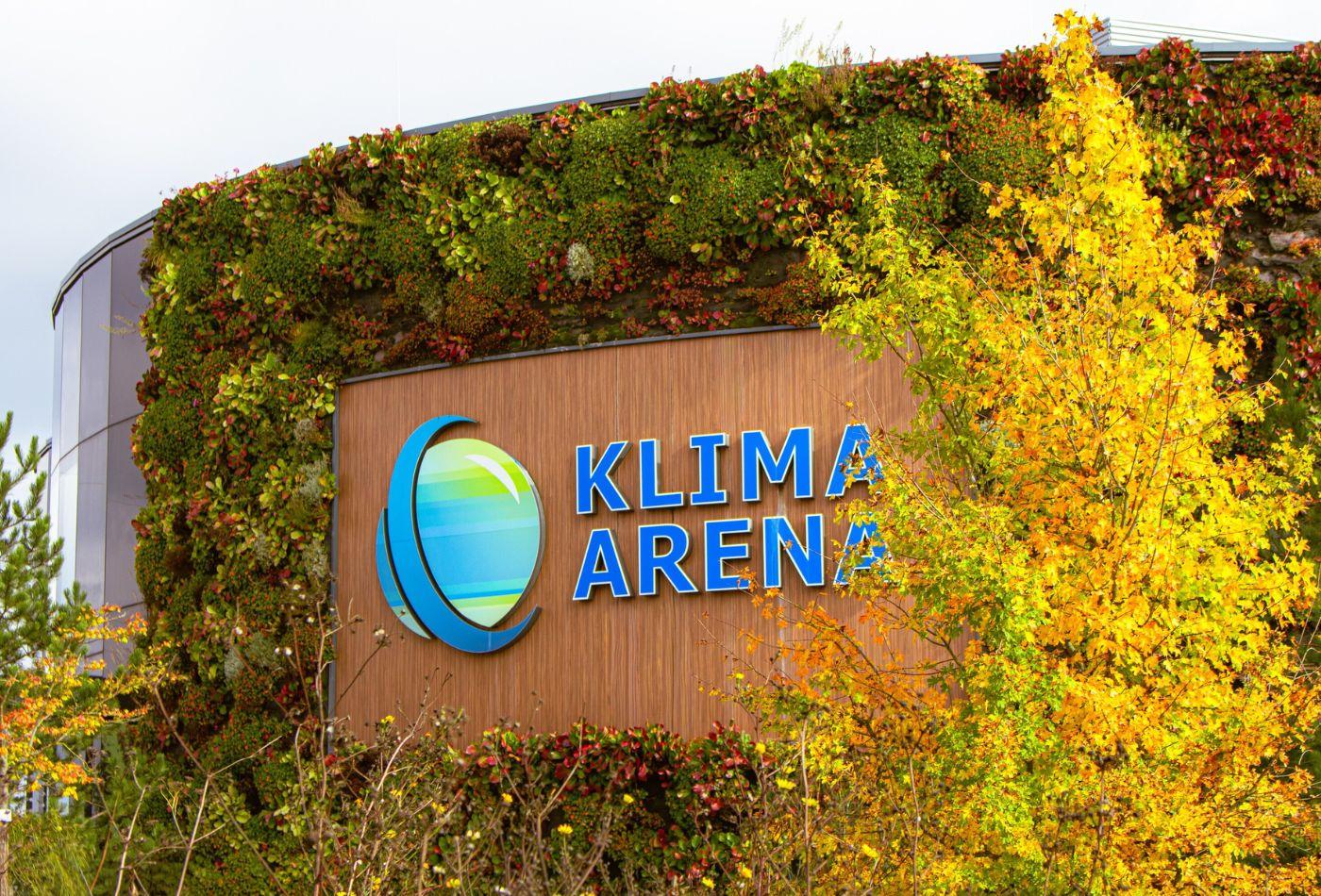Blick auf die Klima Arena mit herbstlicher Blattverfärbung