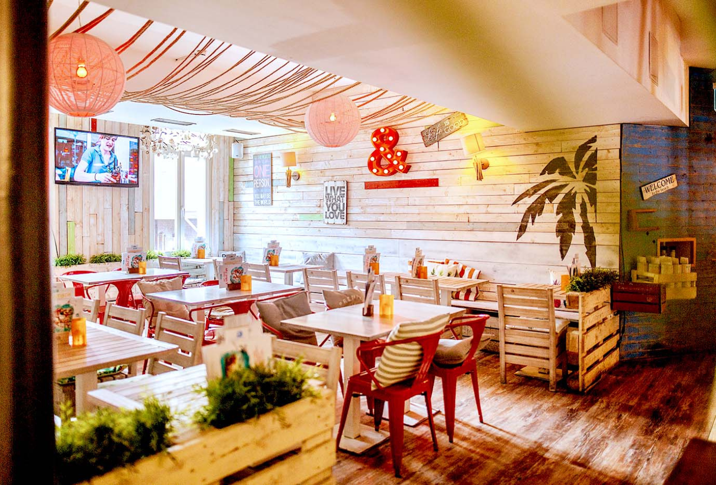 Blick in den lichtdurchfluteten Innenraum des Restaurants Mauritius in Ludwigsburg