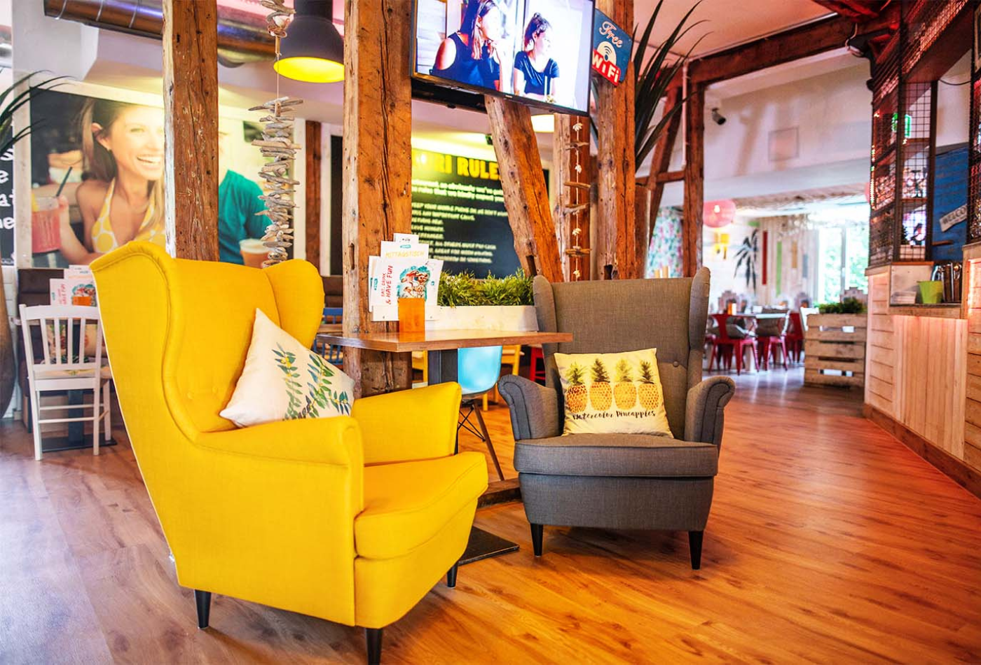 Zwei gemütliche Sessel im Innenbereich des Restaurants Mauritius Ludwigsburg