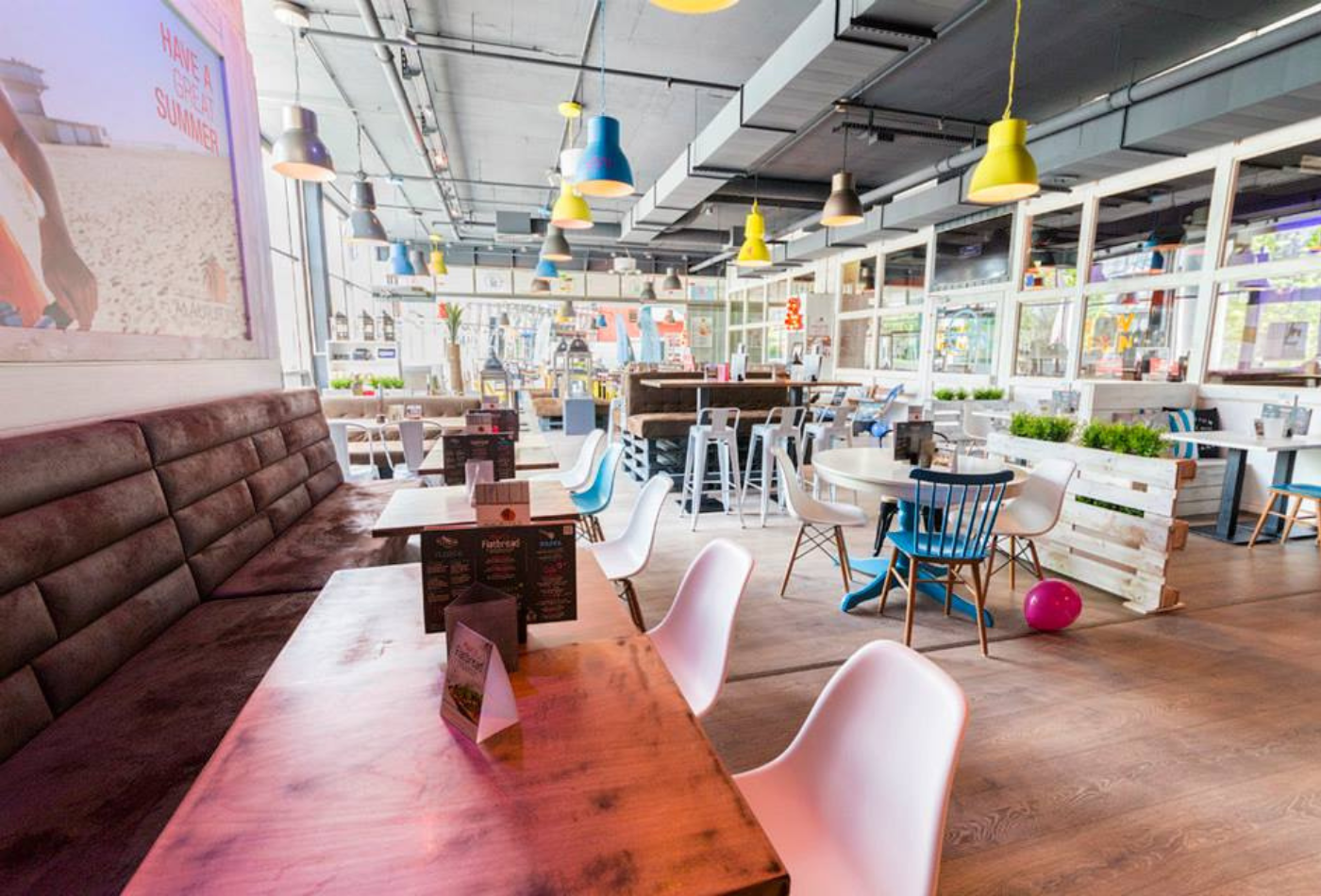 Blick in den lichtdurchfluteten Innenraum des Restaurants 