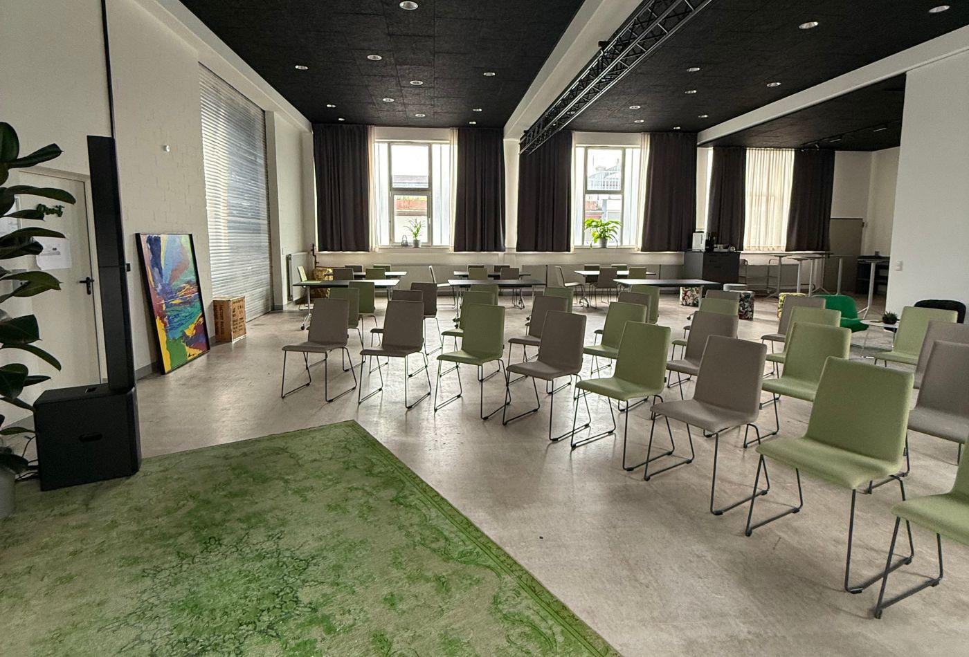 Stuhlreihen in einem Veranstaltungsraum