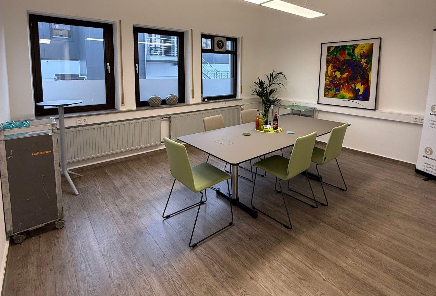 Ein Tisch mit Stühlen steht in einem Besprechungsraum