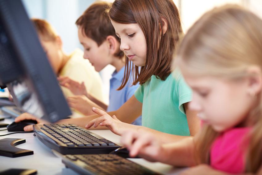 Kinder an Computer