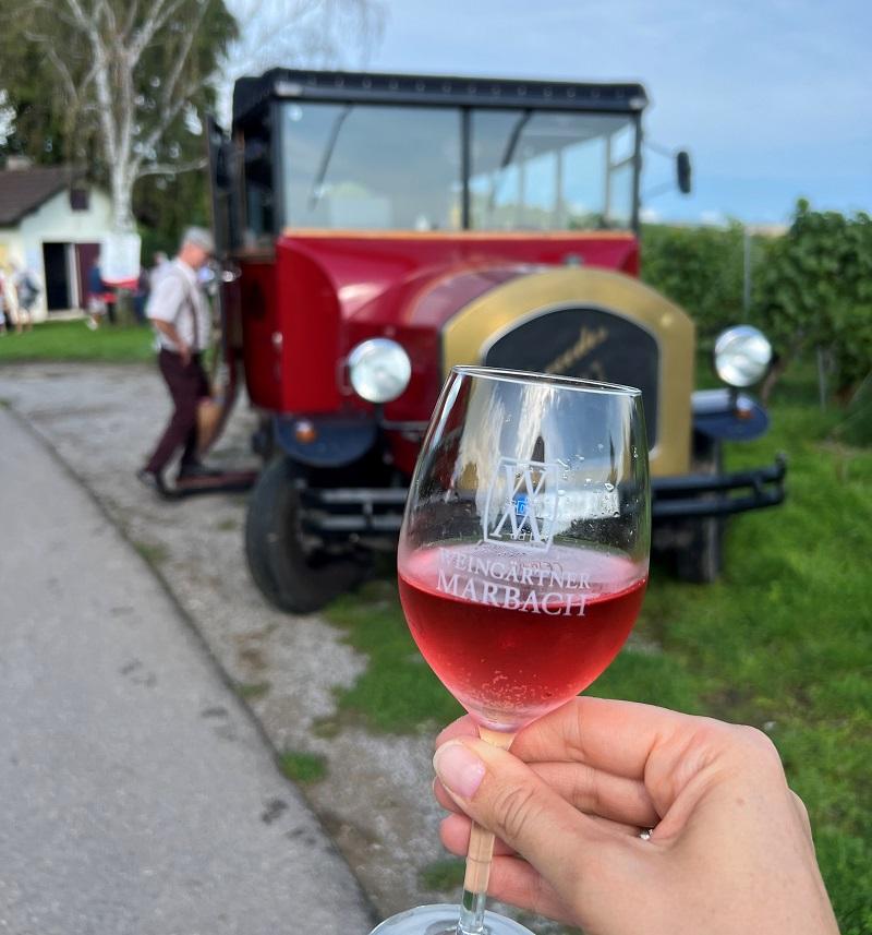 Oldiebus in den Weinbergen mit Weinglas