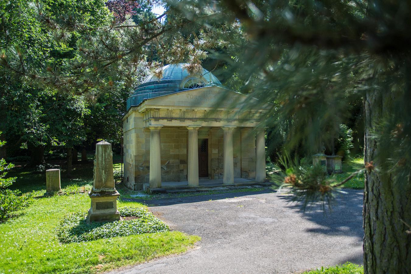 Das Bild zeigt das Zeppelin-Mausoleum auf dem Alten Friedhof in Ludwigsburg