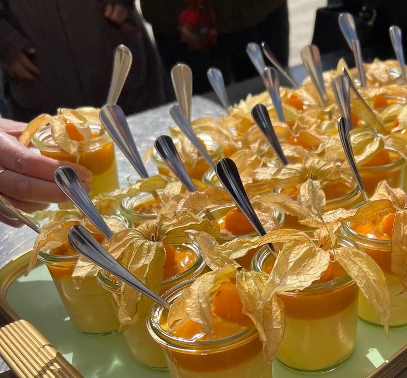 Tablett mit vielen Gläschen mit Mango-Nachtisch