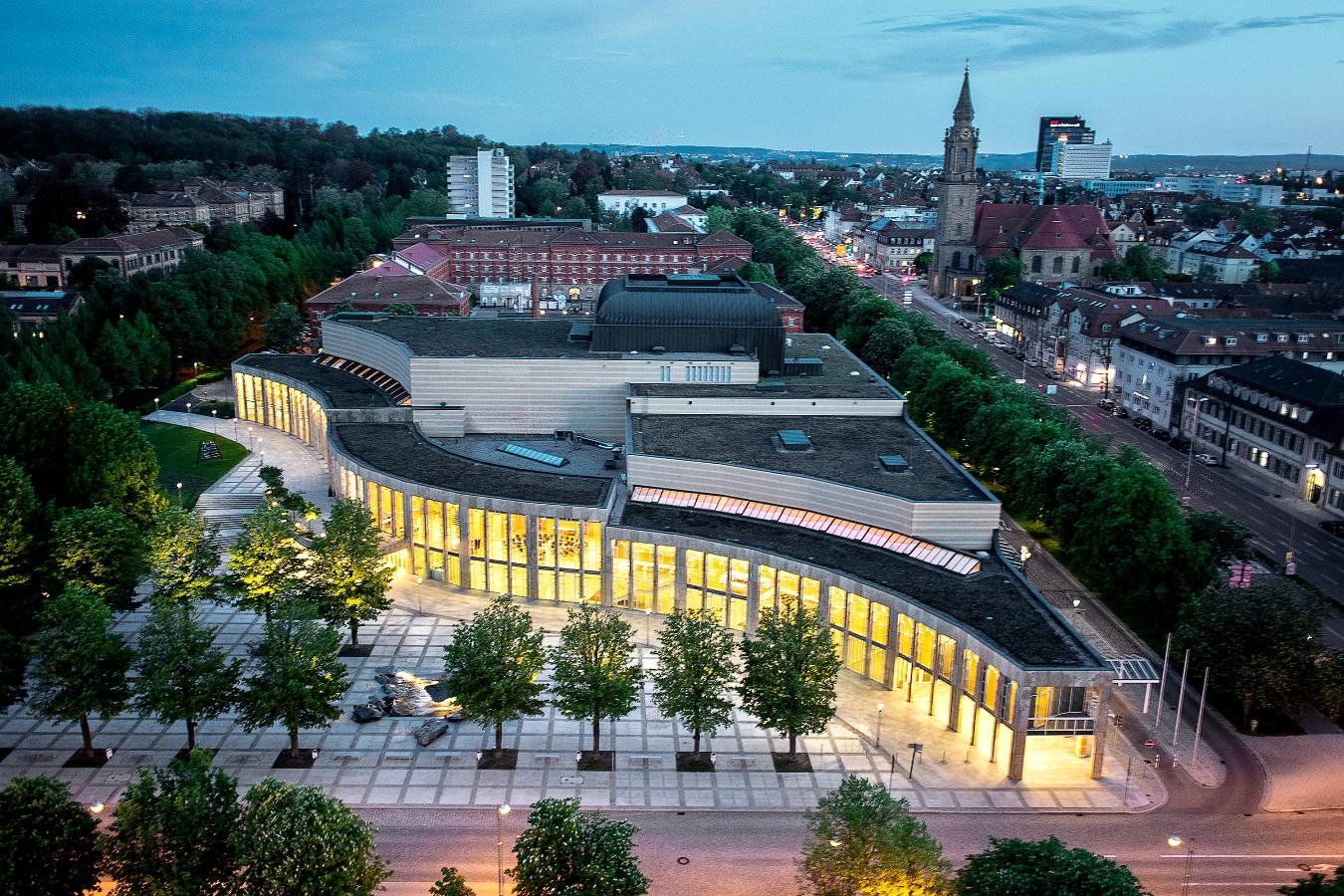 Luftaufnahme mit Blick in Richtung Süden vom abendlich beleuchtete Forum am Schlosspark
