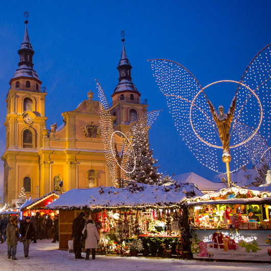 Zu sehen ist ein Teil des Ludwigsburger Barock-Weihnachtsmarktes sowie die evangelische Stadtkirche.
