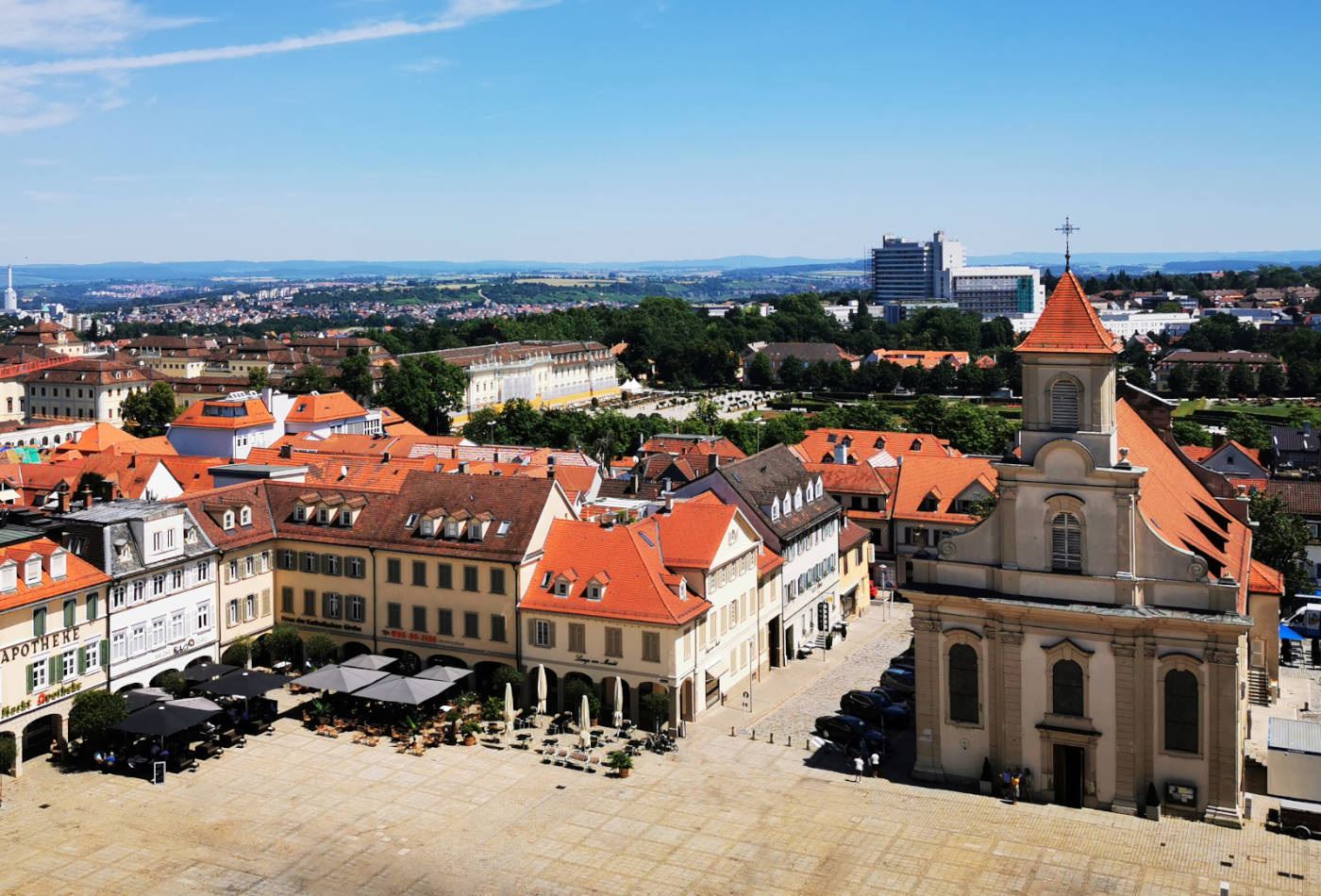 Dreieinigkeitskriche mit Marktplatz aus der Vogelperspektive