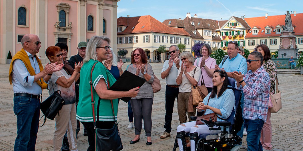 Eine Gruppe von Menschen steht auf dem Marktplatz Ludwigsburg.