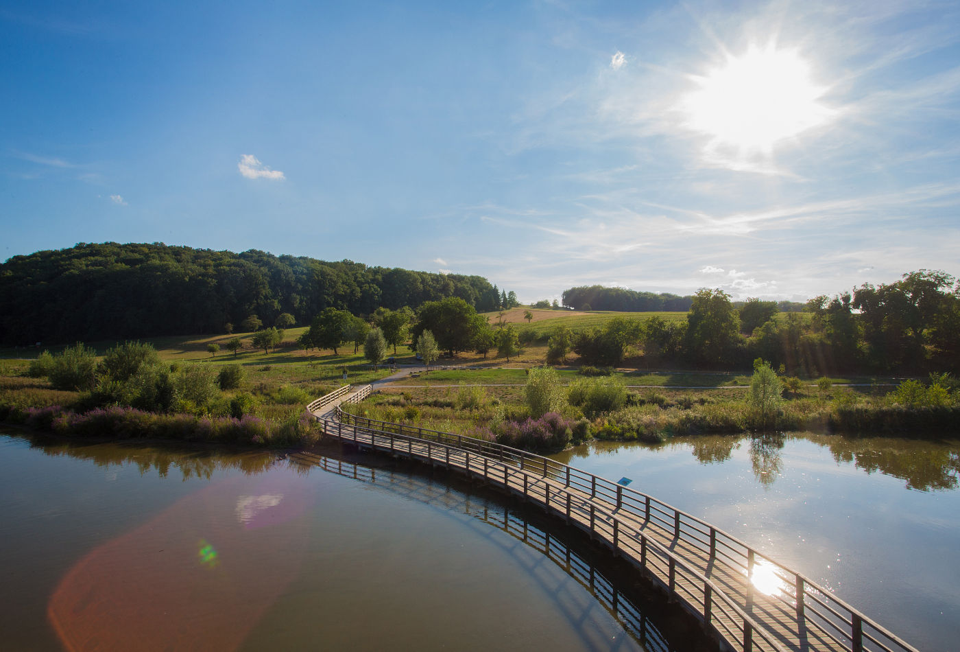 Zugwiesen mit Holzbrücke über dem Neckar