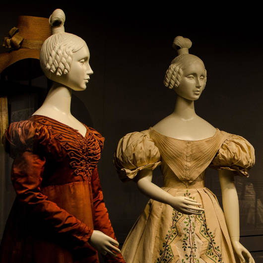 Schaufensterpuppen mit historischen Gewändern im Modemuseum.