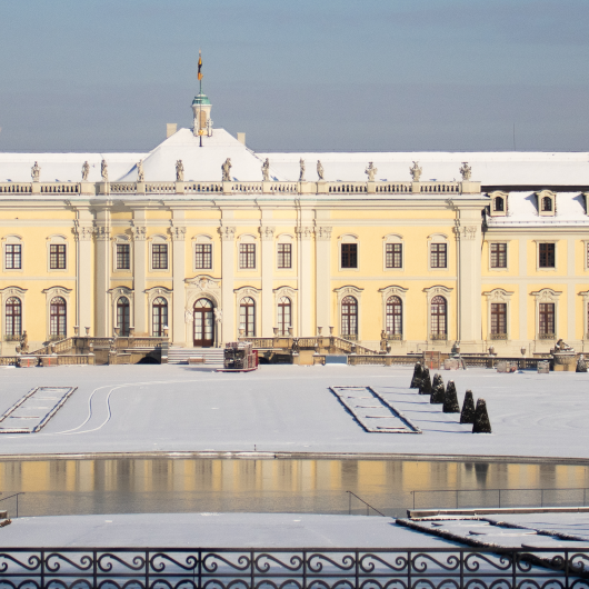 Zu sehen ist das verschneite Residenzschloss Ludwigsburg.