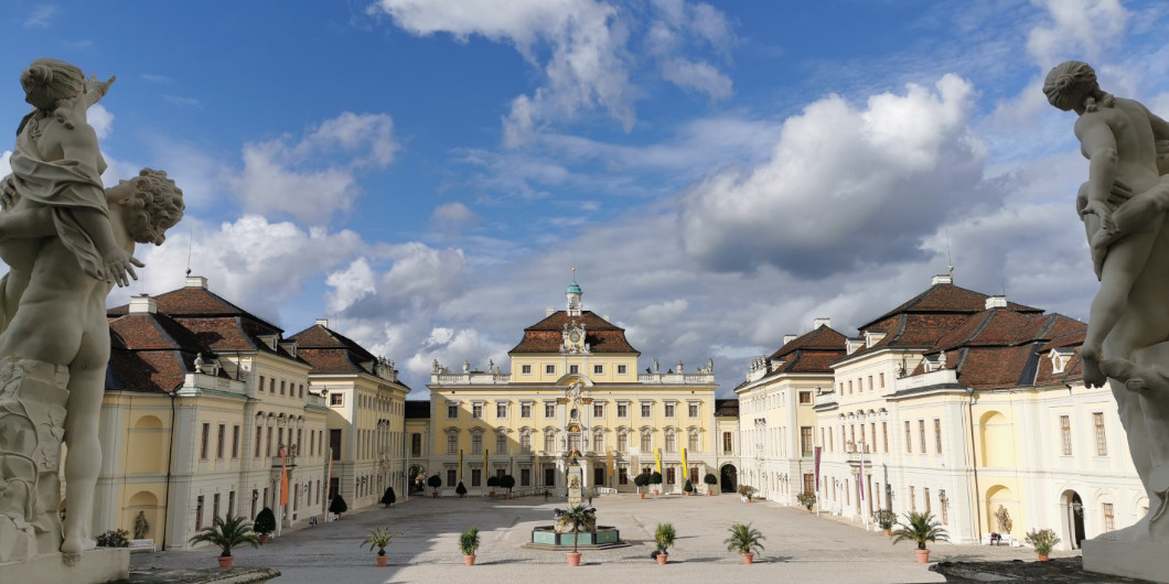 Blick auf den Ehrenhof des Residenzschlosses, der Himmel ist leicht bewölkt und strahlend blau