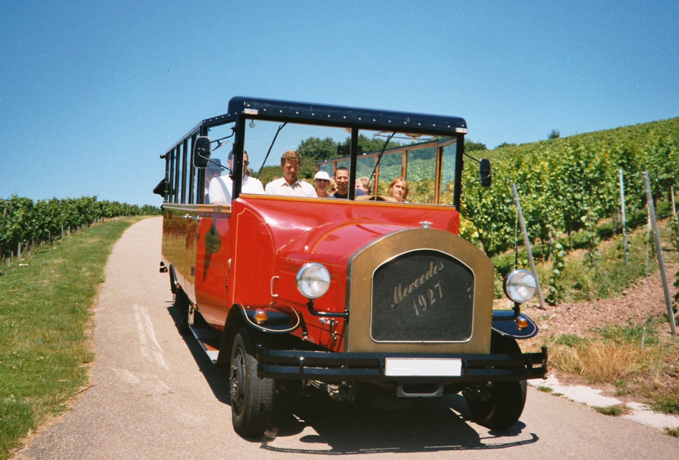 Oldie-Bus in den Weinbergen