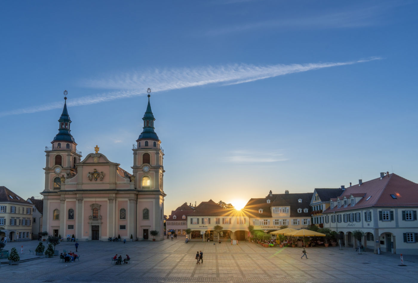Blick auf den Marktplatz und die Evangelische Stadtkriche