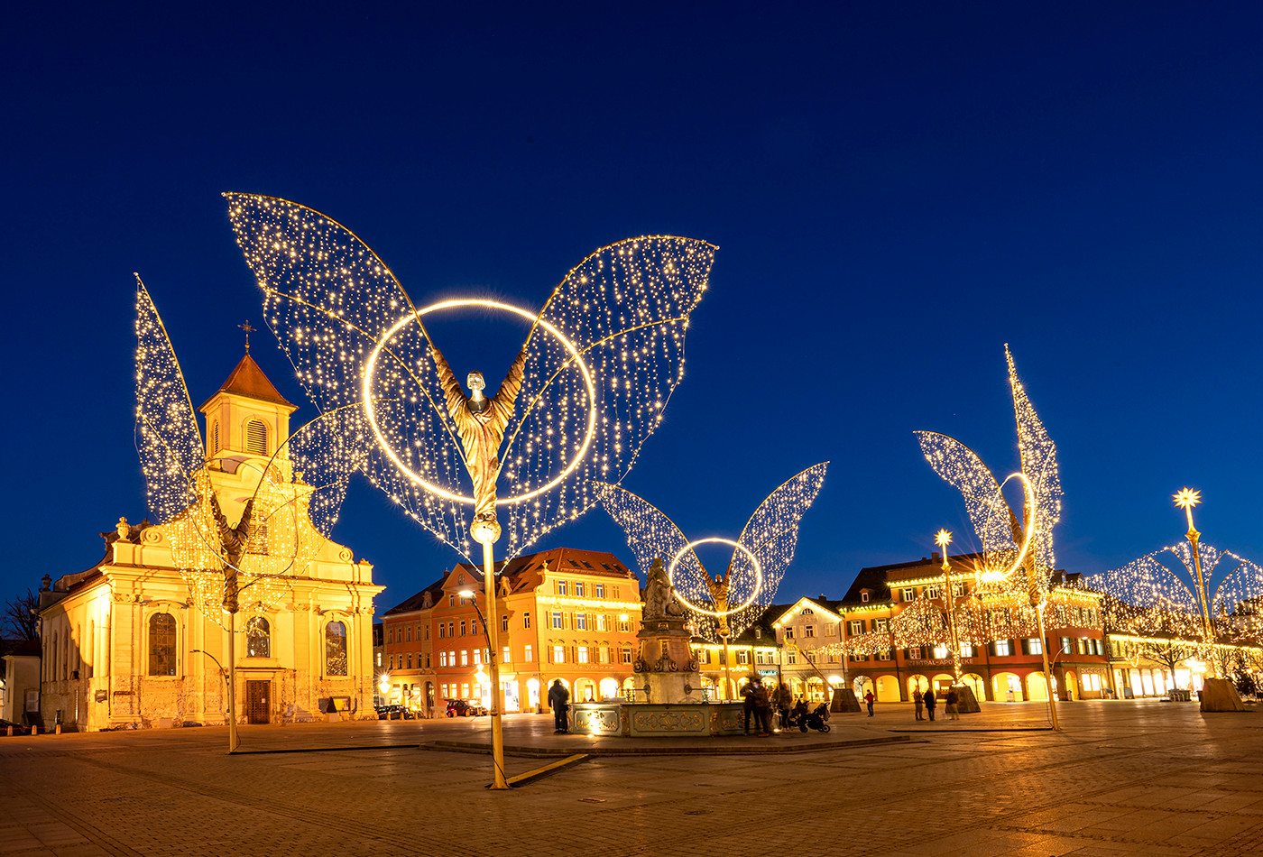 Blick auf die Stadtkirche während des Weihnachtsmarkts