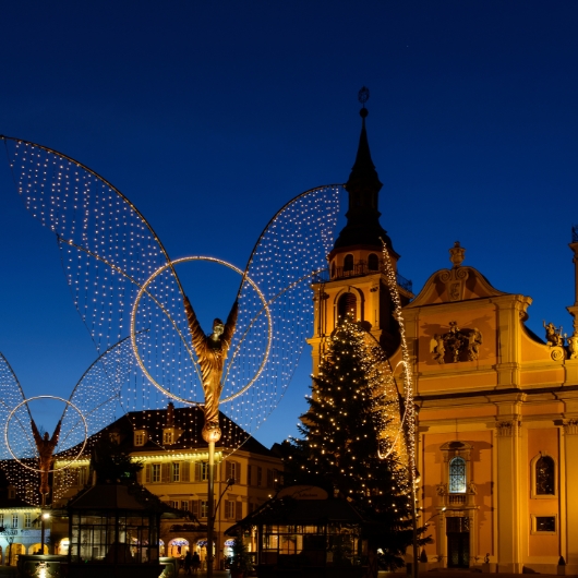 Zu sehen sind leuchtende Weihnachtssterne