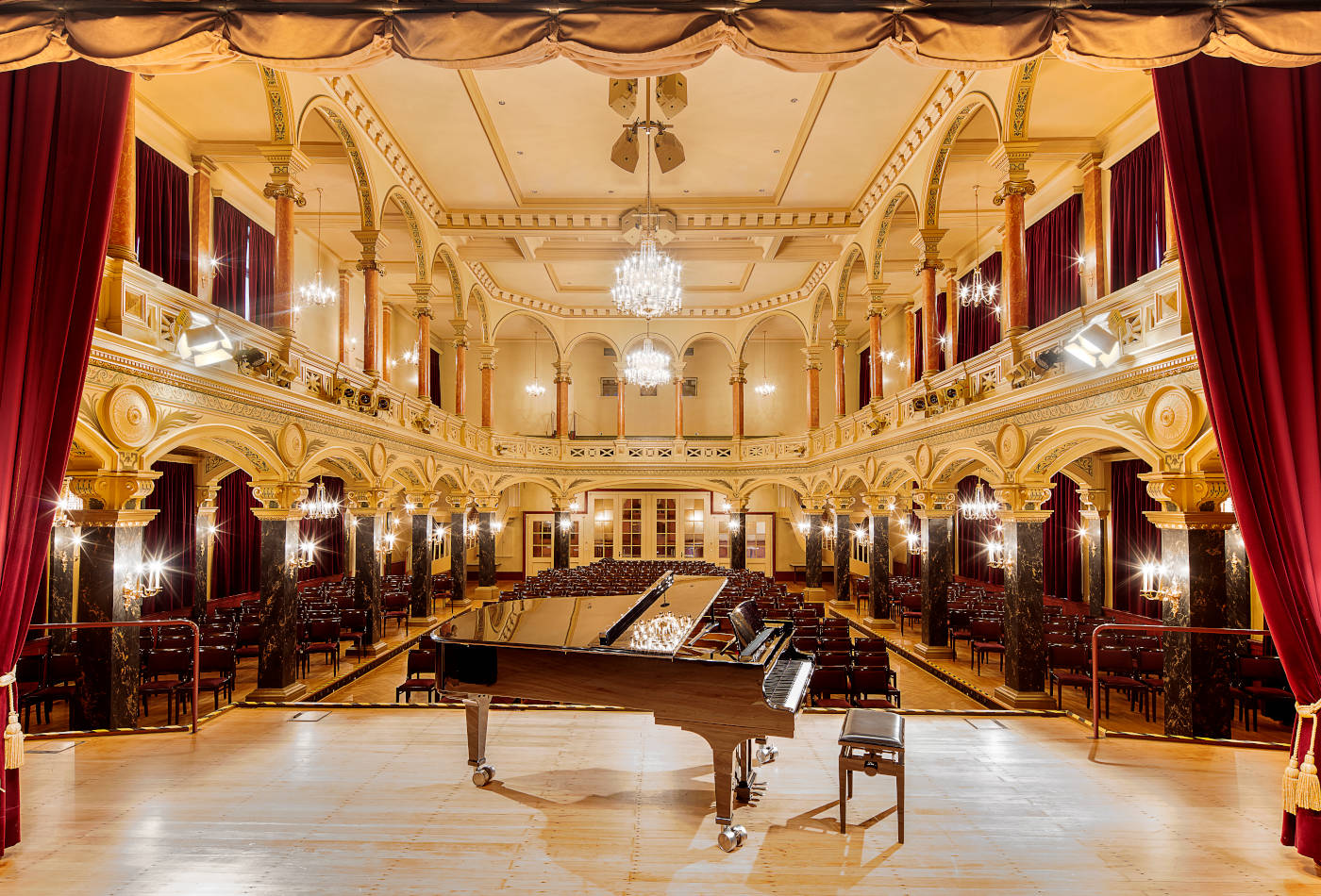 Blick von der Bühne auf das Innere des Musiksaals