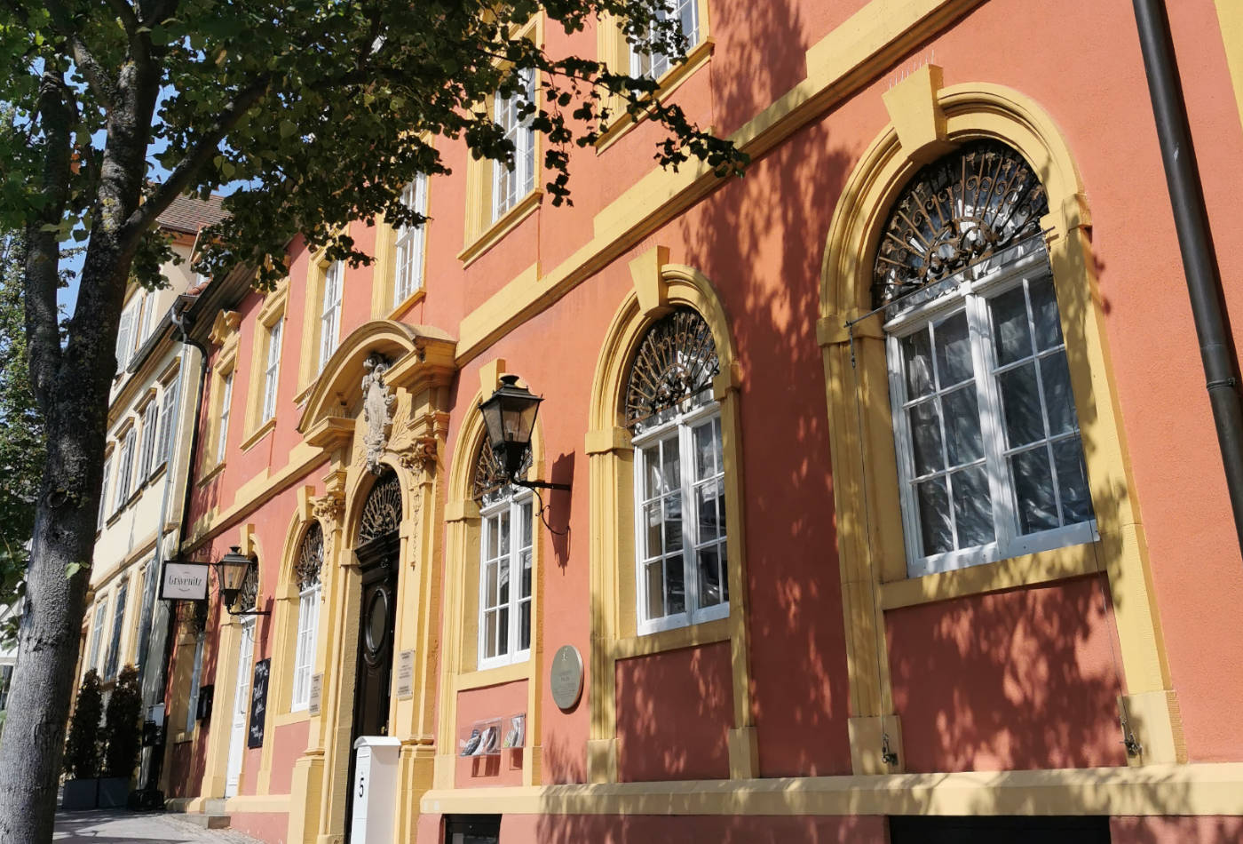 Außenansicht der schönen Fassade des Palais Grävenitz 