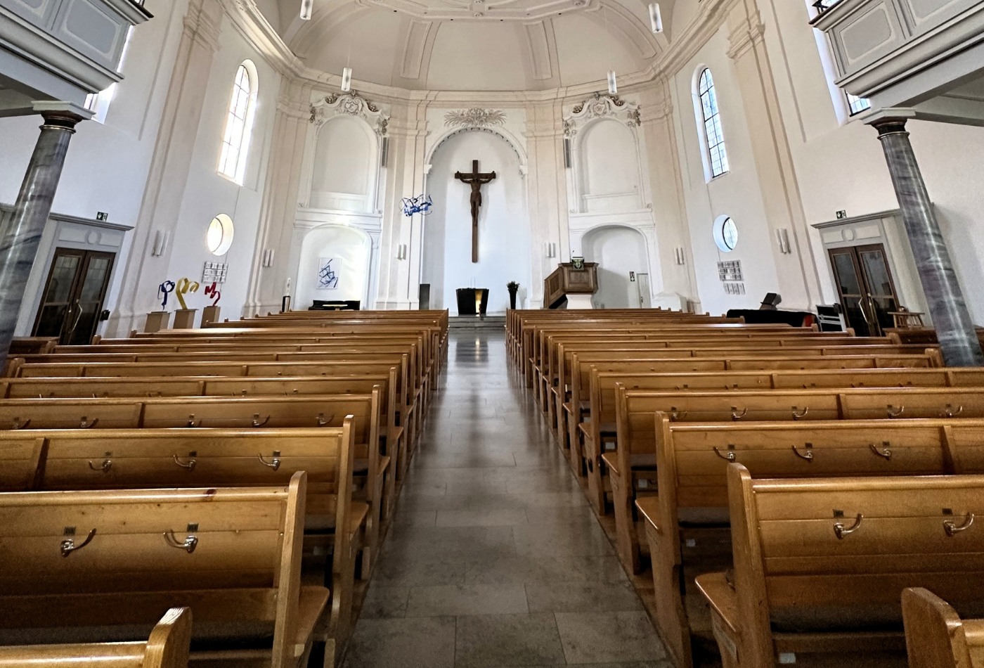 Bankreihen im Innenraum der Stadtkirche Ludwigsburg