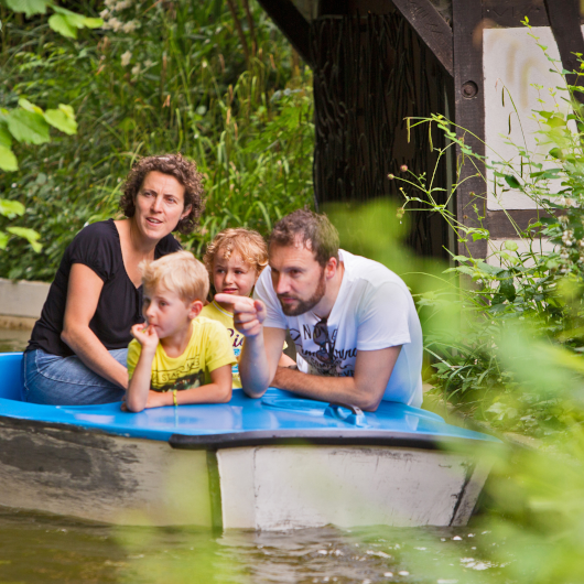 Zu sehen ist eine vierköpfige Familie in einem Boot.